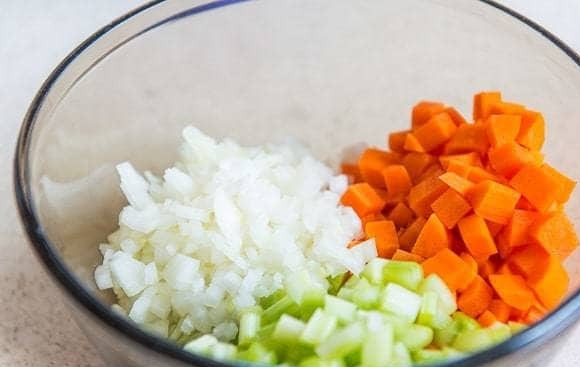 1. Этап. Нудл суп: 1. Для начала нарежьте мелкими кубиками лук, сельдерей и морковь.