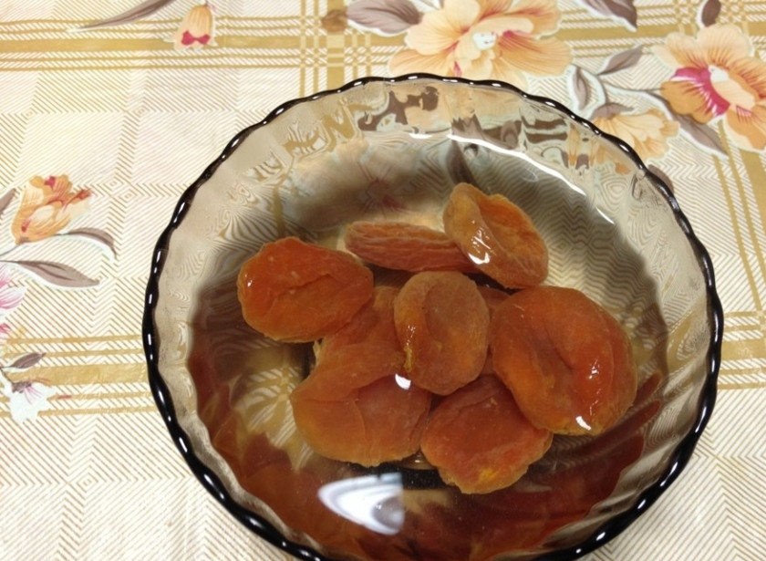 1. Этап. Творожная запеканка Президент: Курагу замочите в теплой воде, чтобы она стала мягкой.