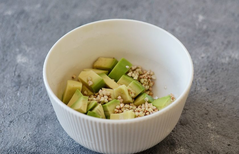 1. Этап. Зеленая гречка с авокадо: Измельчите блендером зеленую гречку с авокадо и сиропом топинамбура.