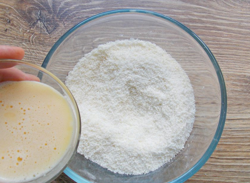 1. Этап. Капкейки Баунти: Влейте в кокосовую смесь яичную массу которую отлили от общей массы и перемешайте.