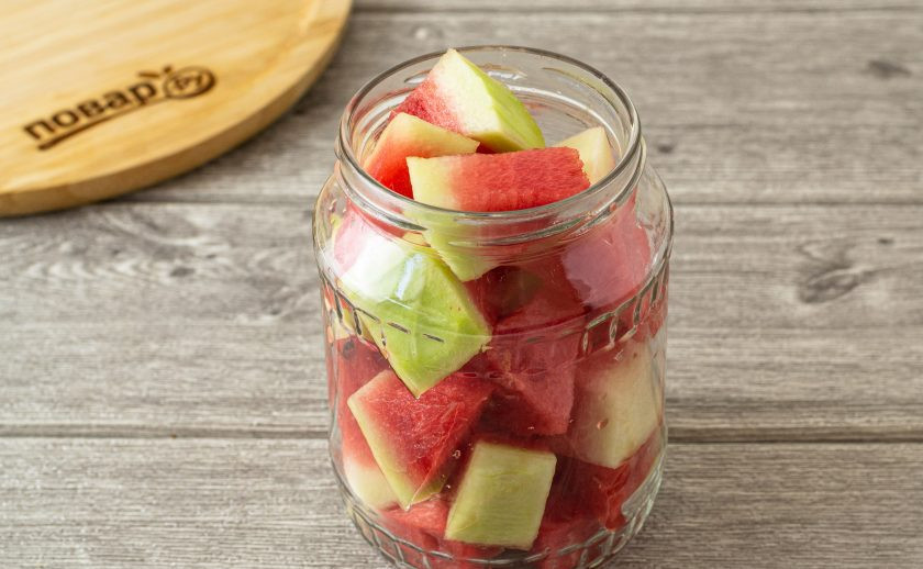 1. Этап. Закатка арбузов: Плотно выложите ломтики арбуза в чистую стерилизованную банку.