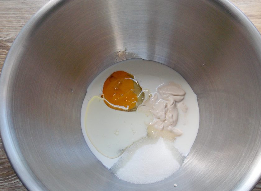 1. Этап. Капкейки Баунти: Добавьте растительное масло без запаха.