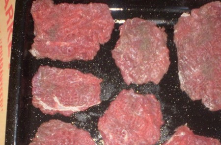 1. Этап. Говядина в майонезе: Противень смазать растительным маслом и раскладываем кусочки мяса. На каждый кусочек наносим майонез, сверху присыпаем тертым сыром.