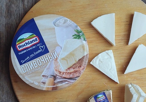 1. Этап. Тортилья с яйцами, сыром и помидорами: Треугольнички плавленного сыра Hochland разрезать вдоль.