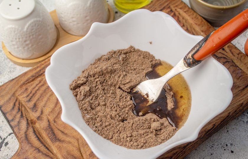 1. Этап. Льняная лепёшка без пшеничной муки в микроволновке: Влейте растительное масло, перемешайте.