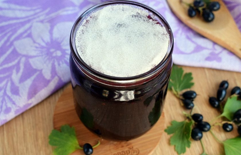 1. Этап. Варенье из смородины через мясорубку: Затем сверху насыпьте слой сахара (около 2 ст.л.), чтобы образовалась сахарная корочка. Она не пропустит воздух и не даст забродить ягоде. По необходимости протрите верх банки чистым полотенцем или салфеткой. Закройте банки капроновыми крышками. Храните сырое смородинное варенье в холодильнике.