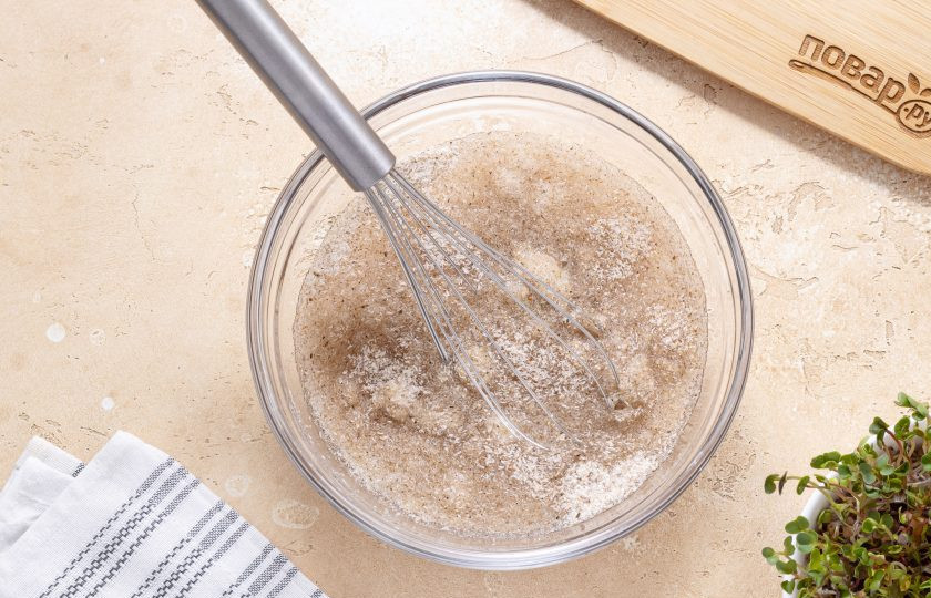 1. Этап. Хлеб из рисовой муки в духовке: В глубокую миску всыпьте псиллиум и залейте его водой комнатной температуры. Тщательно размешайте венчиком, чтобы не оставалось комочков. Масса сразу начнет густеть.