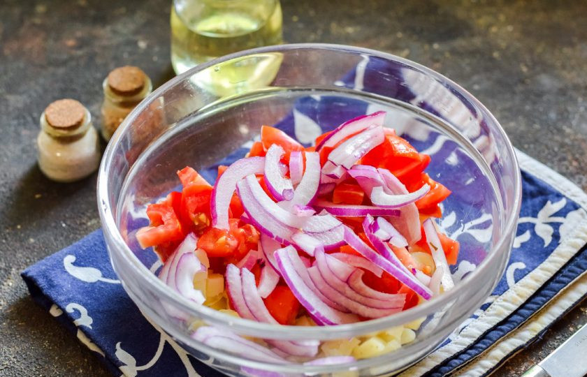 1. Этап. Селянский салат: Если лук сладковатый, просто нарежьте его полосками и добавьте в салат. Если используете обычный лук, предварительно промаринуйте его в уксусе.