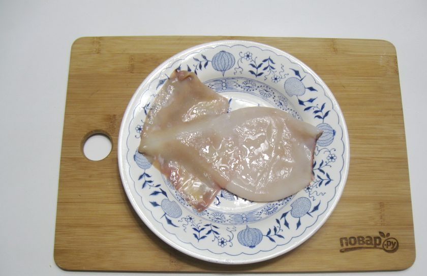 1. Этап. Постный салат с кальмарами: Кальмар очистите от пленок, удалите внутренности и тщательно помойте внутри и снаружи.