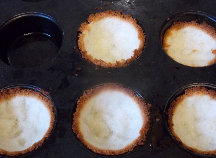 1. Этап. Кокосовые тарталетки с шоколадной начинкой: Выпекайте при t=175 в течение 15 минут. Края должны стать румяными.