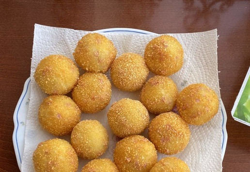 1. Этап. Картофельные пончики с моцареллой: Обжарьте пончики во фритюре, до румяного цвета. Готовые пончики выложите на бумажное полотенце, чтобы убрать излишки масла.