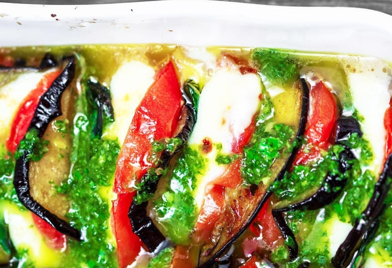 1. Этап. Салат с запеченными баклажанами: 5. Достаньте форму и полейте салат приготовленной заправкой, немного подождите и подавайте к столу с белым хлебом. Приятного аппетита!