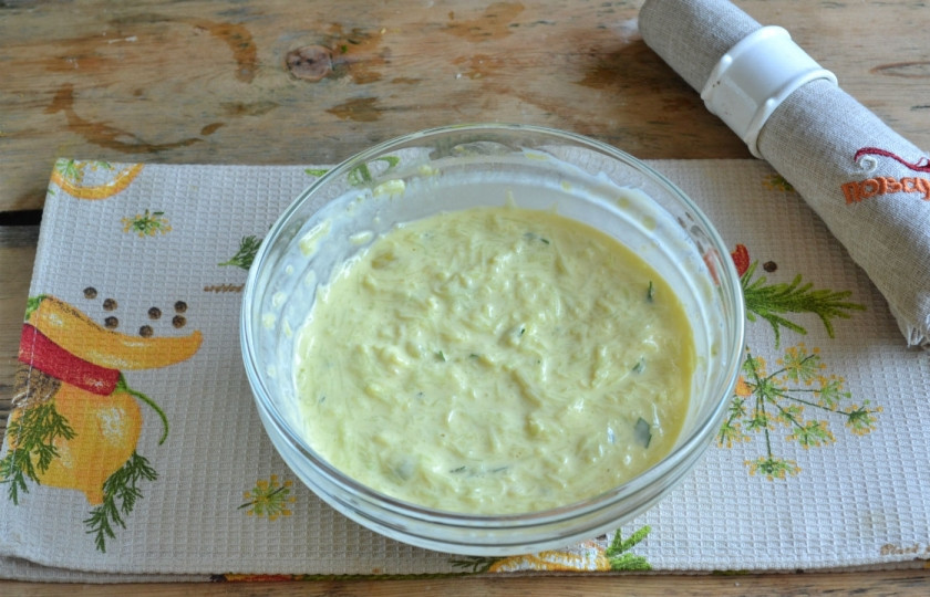 1. Этап. Пышные оладьи из кабачков: Хорошенько перемешайте тесто, по консистенции оно должно получиться похожим на густую сметану, если тесто получилось жидким, добавьте еще одну ложку муки.