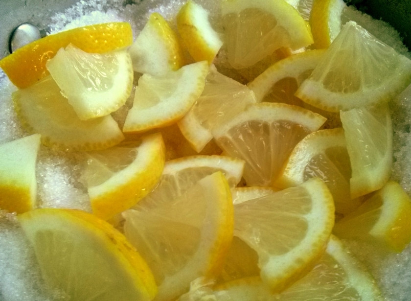 1. Этап. Джем из дыни на зиму: Тщательно вымойте лимон, сполосните кипятком и нарежьте его тонкими ломтиками. Засыпьте дыню сахаром, сверху выложите ломтики лимона, накройте и отставьте на несколько часов. Удобнее всего оставлять дыню настаиваться на ночь.