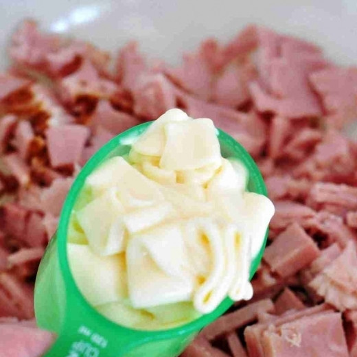 1. Этап. Салат с ветчиной: Ветчину нарезаем на небольшие кубики, кладем в салатницу. Добавляем майонез.