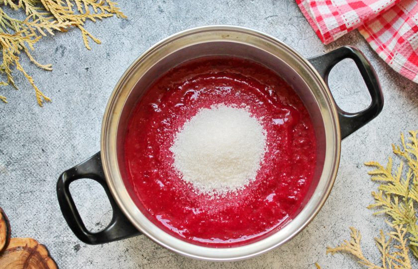 1. Этап. Пастила из клюквы: Добавьте в пюре сахар и перемешайте. Поставьте кастрюлю на медленный огонь и варите, мешая, в течение 5 минут после закипания.