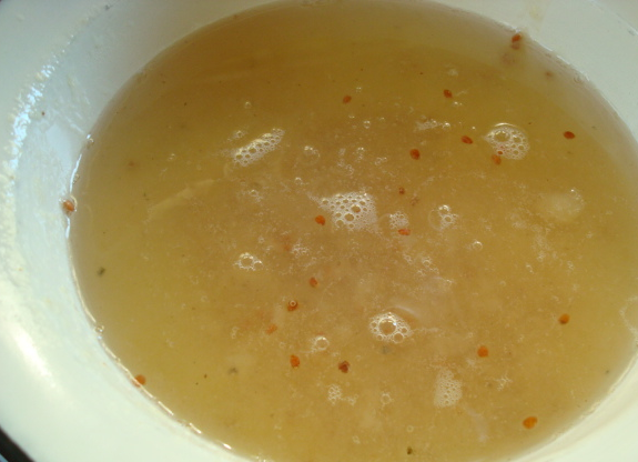 1. Этап. Желе из белой смородины: 2. Чтобы желе из белой смородины в домашних условиях сохраняло максимум витаминов, поддавать его длительной варки не стоит. Ягоды стали немного мягче и теперь их можно перетереть через сито, чтобы избавиться от косточек и шкурок. При желании сперва можно взбить смородину блендером, а затем протереть или процедить через марлю.