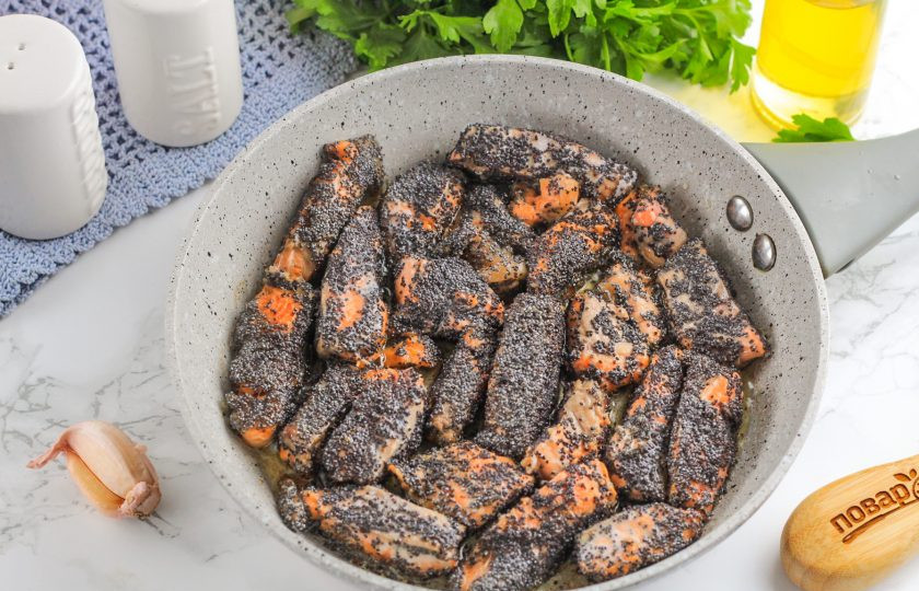 1. Этап. Жареный лосось с маком: Обжарьте по 3-5 минут с одной стороны и переверните все кусочки на другую сторону. Обжарьте такое же количество времени и выключите нагрев.