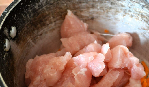 1. Этап. Фаршированные помидоры: В кастрюлю с толстыми стенками выложить азу из индейки.