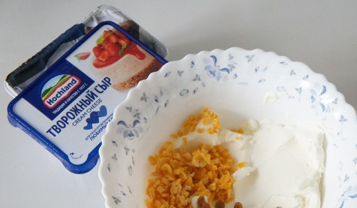 1. Этап. Сырная закуска с орехами: Смешать творожный сыр и сухофрукты. У меня мелкопорезанный манго и светлый изюм. Можно взять другие на ваш вкус.