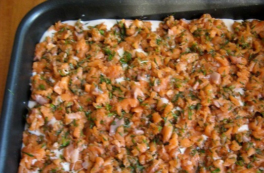 1. Этап. Быстрый пирог с сёмгой: Затем равномерно выкладываем готовую начинку на первый слой теста. Удобнее всего делать это руками, хотя многие используют ложку.