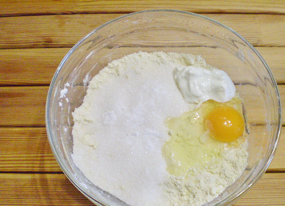 1. Этап. Печенье с начинкой: 4. Затем добавляем сахар, соду и яйцо. Собираем тесто в ком.