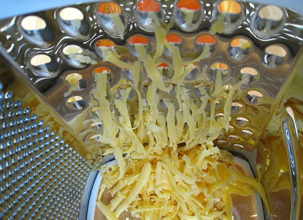 1. Этап. Сырный соус в микроволновке: 2. Сыр натрите на терке.