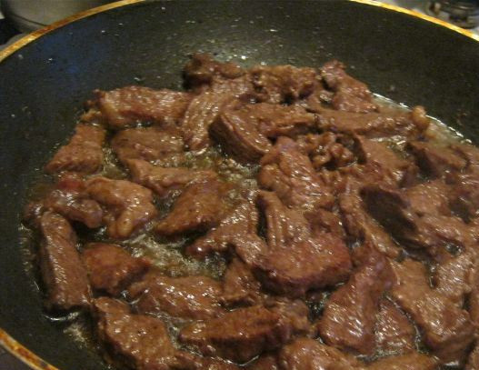 1. Этап. Говядина по-азербайджански: 1. Говядину обжарим на растительном масле до аппетитной корочки.