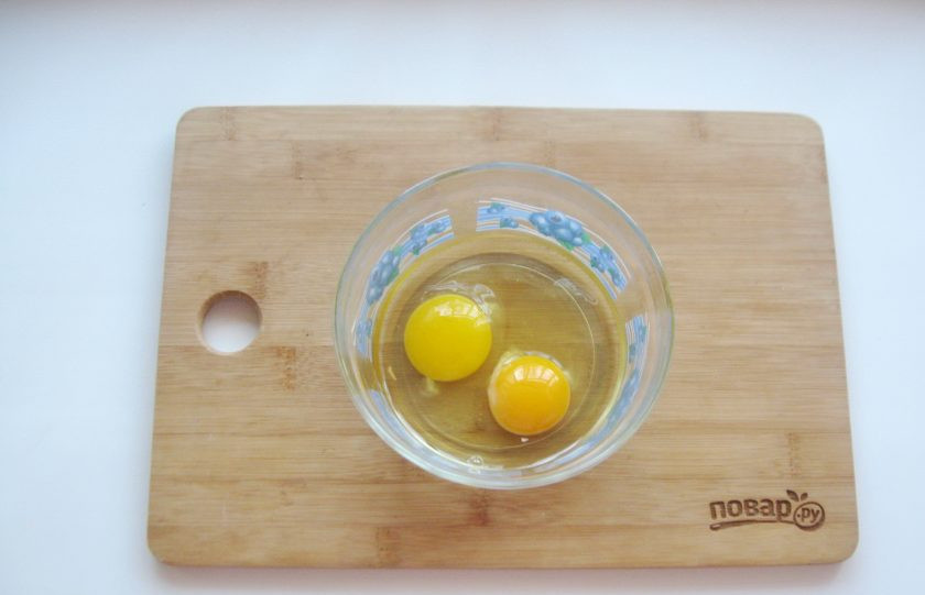 1. Этап. Торт Сердце из медовых коржей: В миску разбейте яйца.