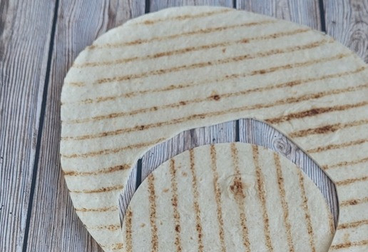 1. Этап. Фрикадельки с овощами и сыром: Из тортильи вырезать лепешку поменьше.