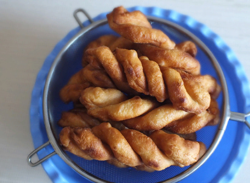 1. Этап. Пилита: Готовое изделие переложите в сито, чтобы стекли излишки масла.