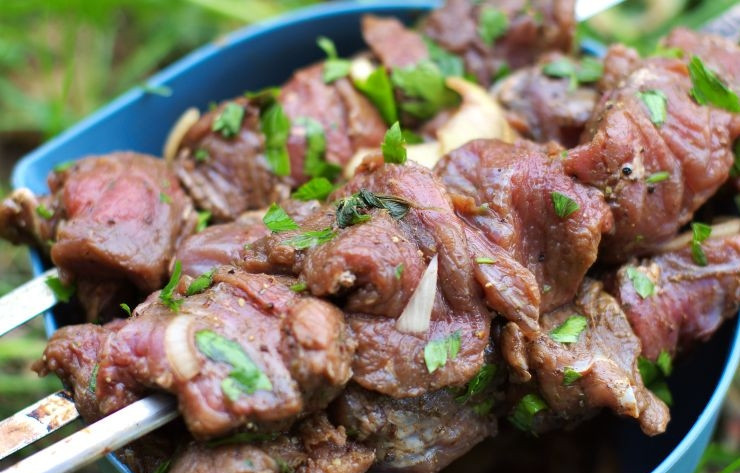 1. Этап. Шашлык из баранины с уксусом: Нанизываем замаринованное мясо на шампуры.