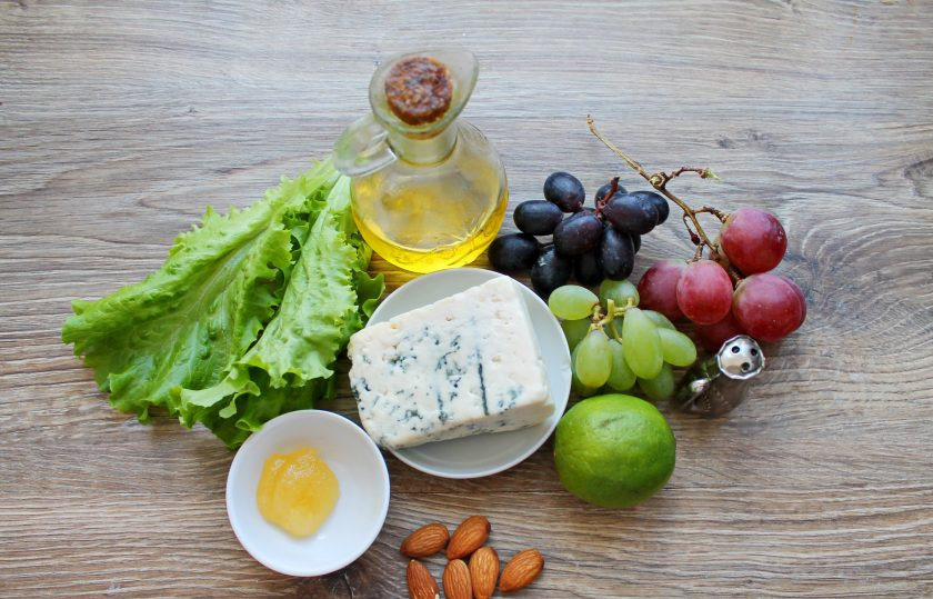 1. Этап. Салат Дор блю с виноградом: Подготовьте все необходимые ингредиенты для приготовления салата. Виноград и зелень вымойте и обсушите.