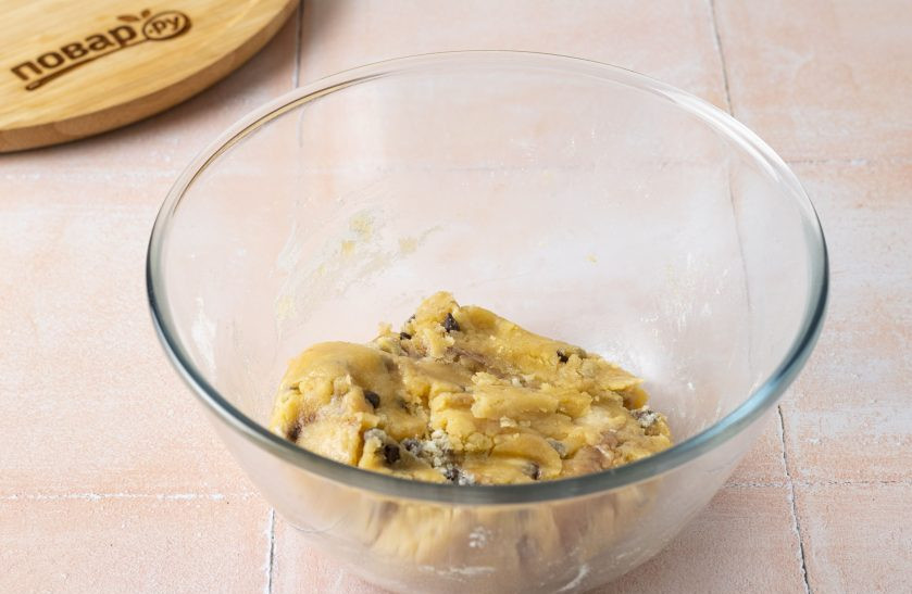 1. Этап. Печенье без яиц: Все перемешайте до однородности. Скатайте тесто в шар. Уберите в холодильник на 10-15 минут.