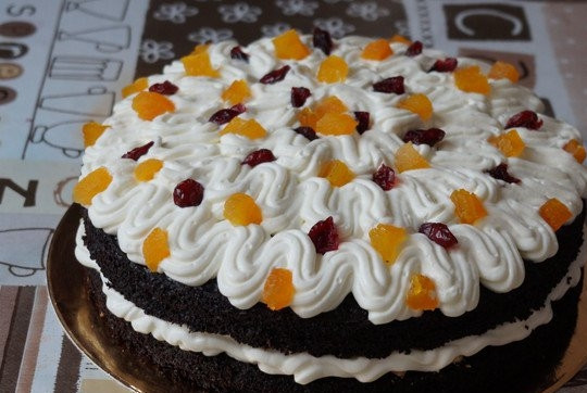 1. Этап. Моментальный шоколадный торт: 13. Накройте вторым коржом, перемажьте кремом и украсьте по вкусу. Приятного чаепития!