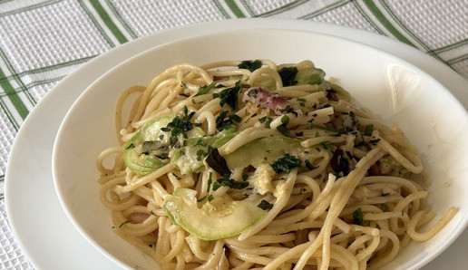 1. Этап. Спагетти с кабачками в сливочном соусе: Посыпать любимой зеленью и подавать.