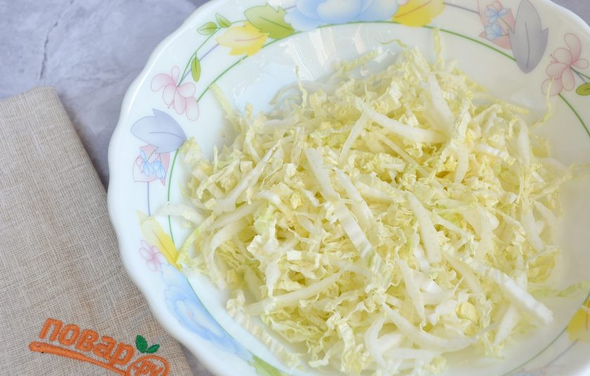 1. Этап. Легкий зимний салат: 3. Нашинкуйте тонко капусту.