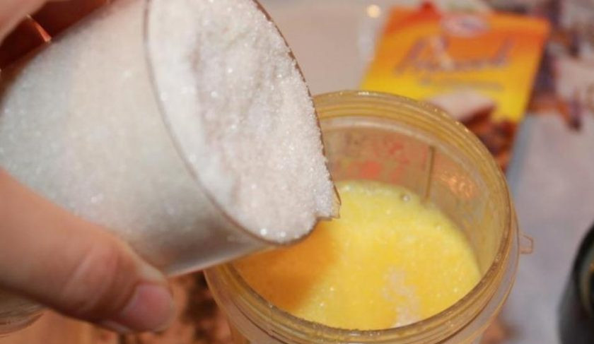 1. Этап. Воздушный бисквит для торта: В чашу блендера вбейте яйца и взбейте до пышной и светлой массы. Добавьте сахар и еще раз взбейте.