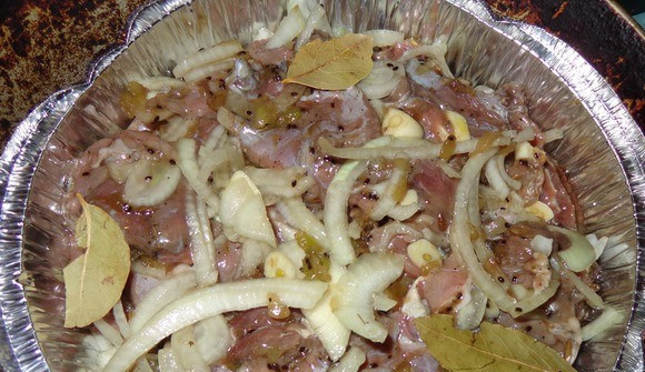 1. Этап. Говядина с киви: Через пару часов, добавьте к мясу лук, порезанный полукольцами, измельченный чеснок и несколько лавровых листочков. Запекаем в фольге либо специальной форме, температура 200 градусов, 45-50 минут.