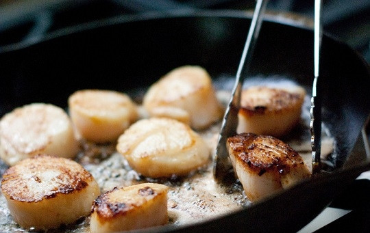 1. Этап. Гребешки на сковороде: 3. На сковороде растопите сливочное масло со специями и выложите гребешки. На среднем огне жарьте по 2 минуты с каждой стороны. После готовности их можно сразу подавать к столу.