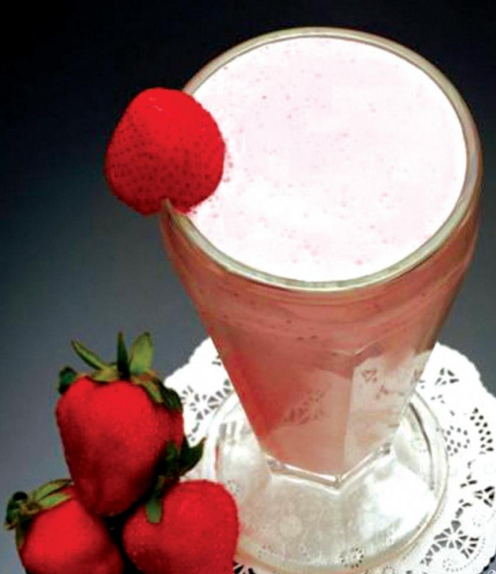 1. Этап. Бананово-клубничный коктейль: 4. Подаем в прозрачных бокалах с широкими соломинками.