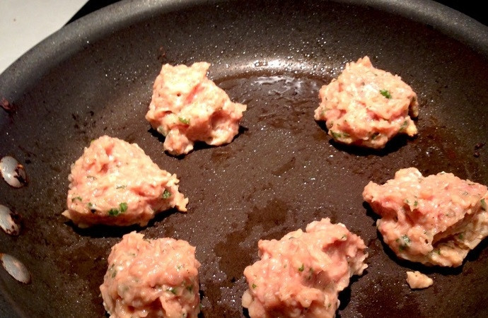 1. Этап. Фрикадельки из индюшиного фарша: 5. Разогрейте на среднем огне оливковое масло, сформируйте небольшие фрикадельки и обжаривайте партиями со всех сторон до румяной корочки.