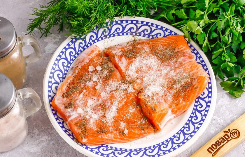 1. Этап. Засолка красной рыбы с лимоном: Смешайте соль, сахар и молотый черный перец. Можно обойтись и без сахара, но он придает закуске более яркий вкус. Натрите рыбные кусочки смесью специй со всех сторон.