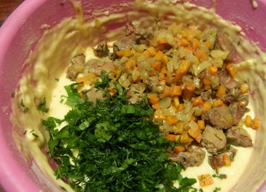 1. Этап. Нежный кекс с куриной печенью: 10. Затем в тесто добавляем остывшие овощи с печенкой и зелень.