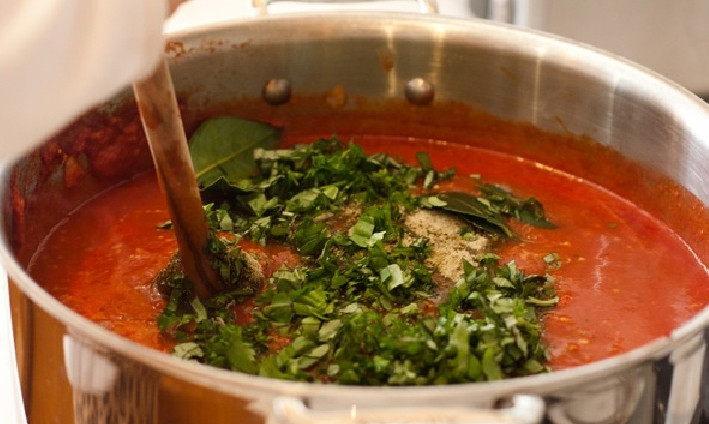 1. Этап. Подлив к пюре: 3. Добавим измельченную зелень, прокипятим еще раз, и блюдо можно считать готовым.