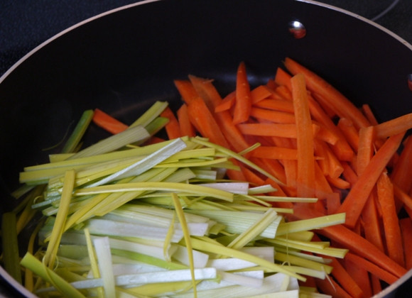 1. Этап. Жульен из морского коктейля: 3. Теперь обжариваем лук и морковь вместе до состояния золотистого цвета.