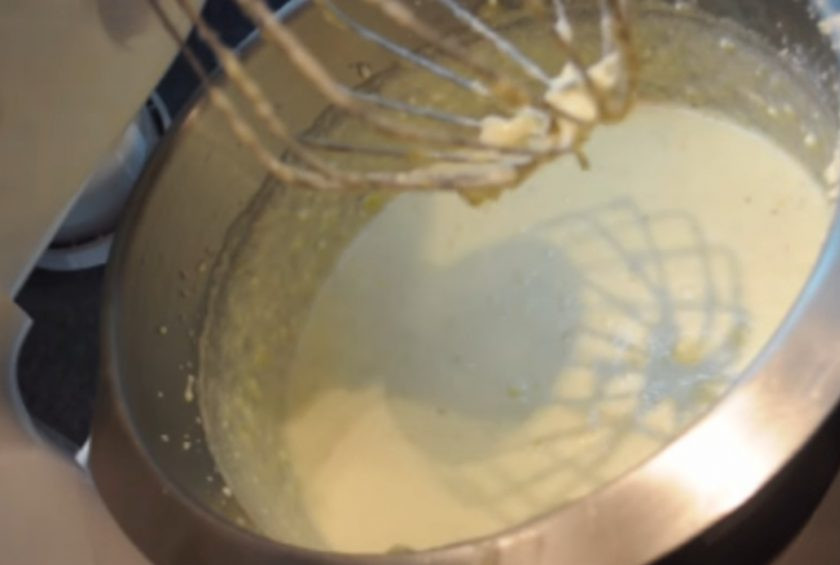 1. Этап. Творожный лимонно-банановый кекс: 1. Перетрите миксером сливочное масло с сахаром. Постепенно по одному добавьте яйца. Затем небольшими порциями добавьте творог и взбейте все в однородную массу.