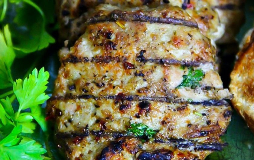 1. Этап. Куриные котлеты на гриле для бургеров: 4. Готовые котлетки будут румяные и сочные. Ешьте их горячими.