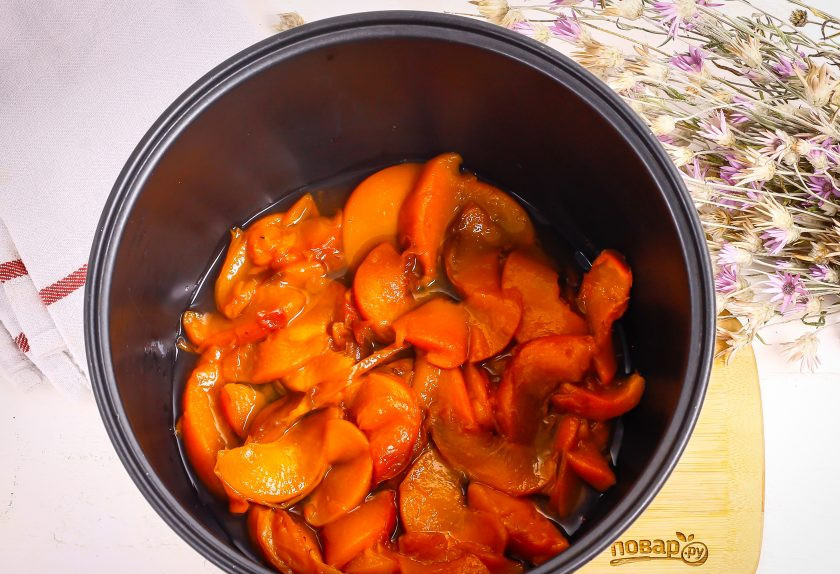 1. Этап. Варенье из персиков в мультиварке: Спустя указанное время выключите технику и остудите содержимое емкости. Затем еще раз активируйте на 5-10 минут и еще протомите. Выключите мультиварку. После второго раза горячее лакомство можно раскладывать в простерилизованные банки, если вы хотите закатать его на зиму.