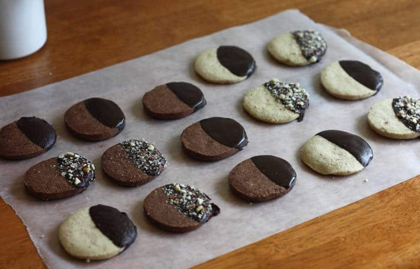 1. Этап. Ореховое печенье (песочное): 11. Смажьте край печенья шоколадной пастой и украсьте измельченными орехами. Подавайте печенье сразу же после застывания шоколада. Приятного чаепития!